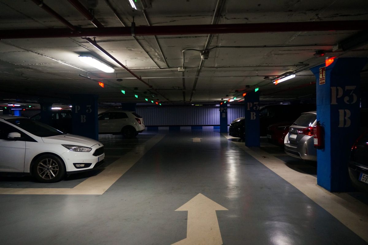 Parqueadero cubierto con vehículos