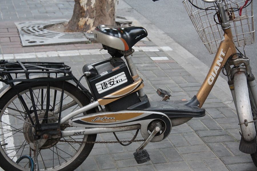 Bicicleta eléctrica estacionada