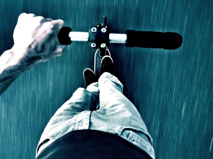 Persona conduciendo un scooter eléctrico